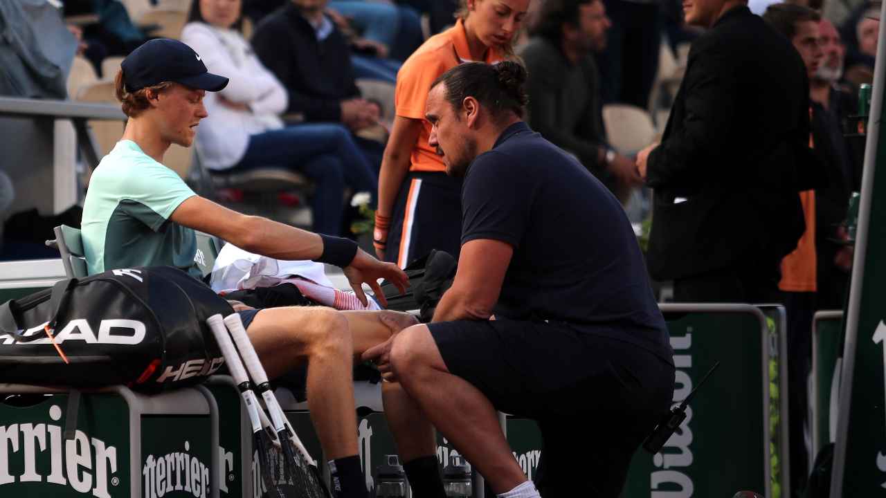 Roland Garros, Sinner molto deluso: perché il problema al ginocchio preoccupa l'azzurro