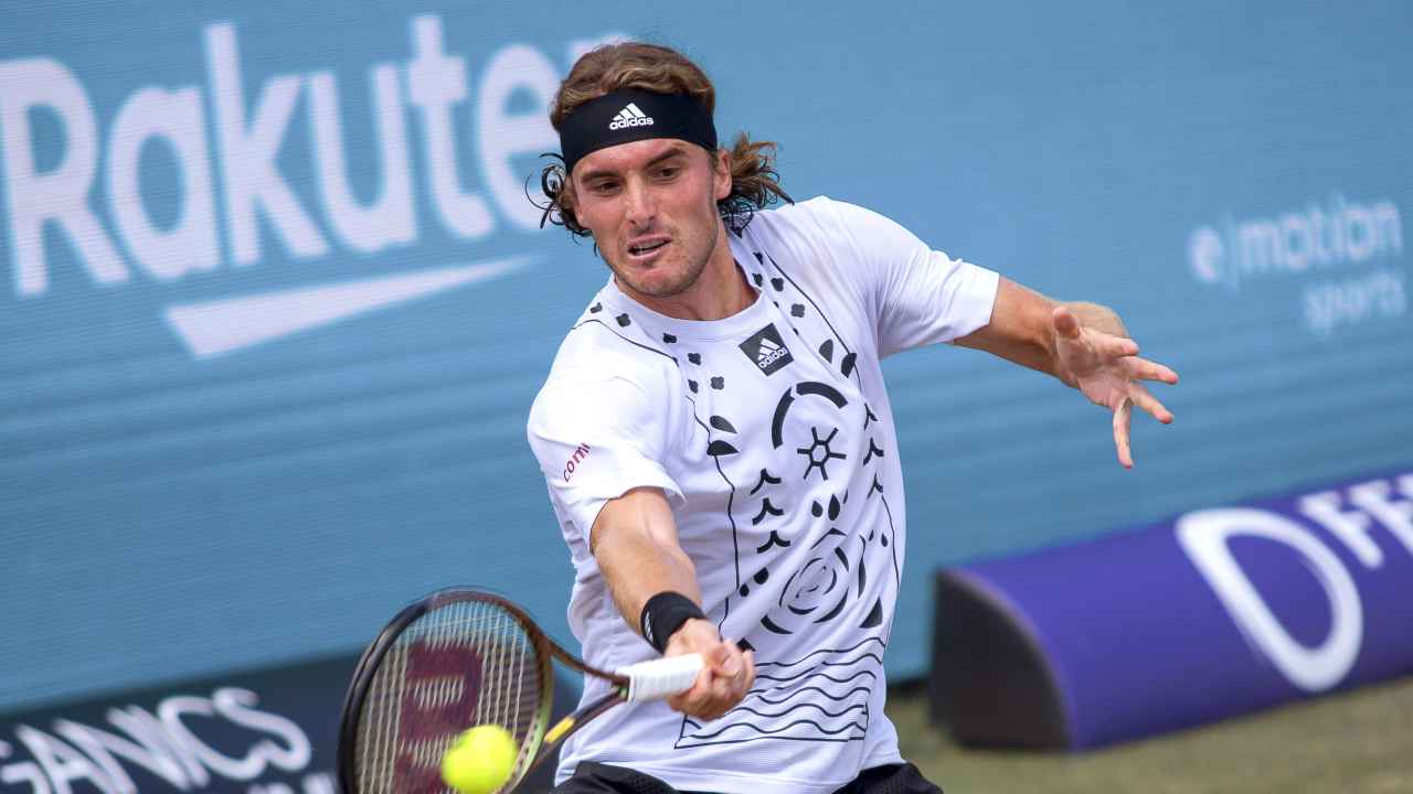 Tsitsipas, il campione ecologista: cosa significano i simboli sulla maglia