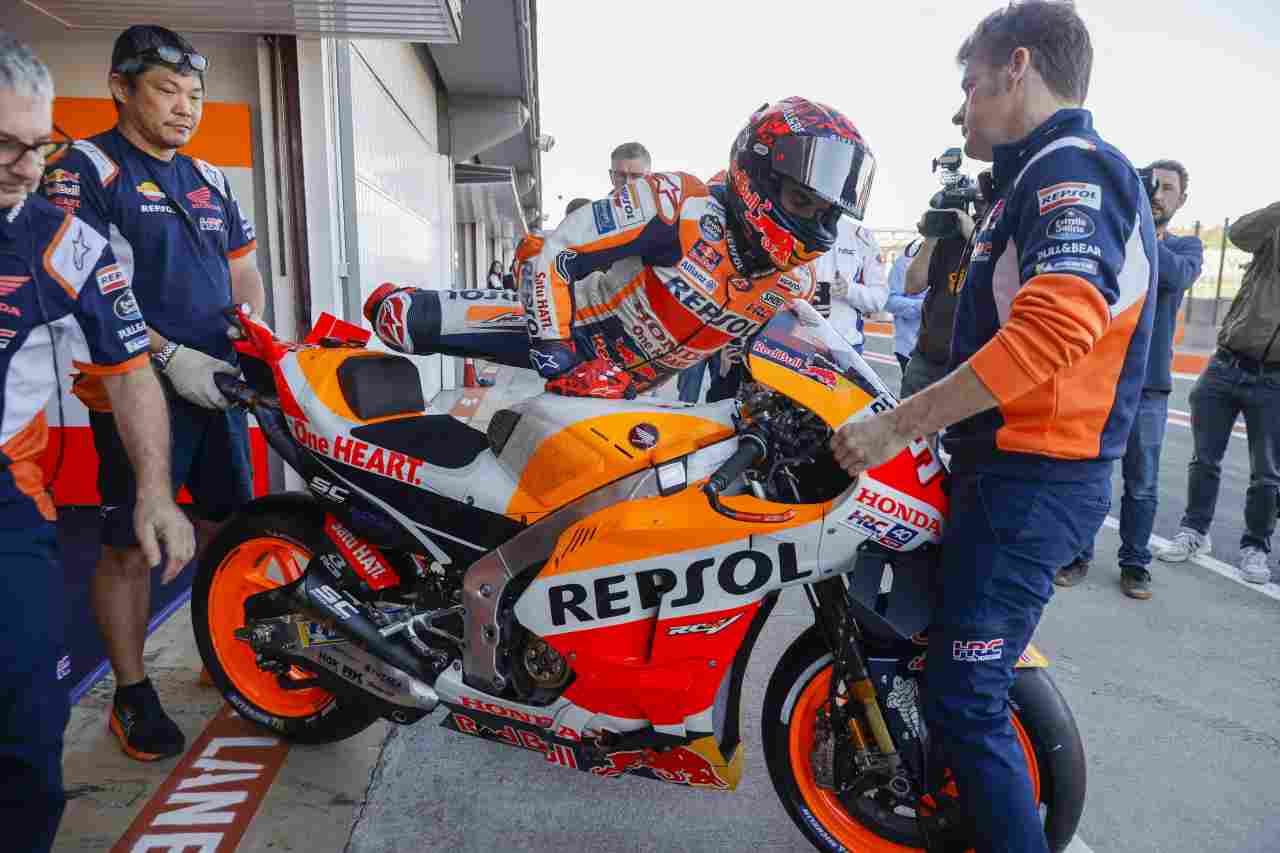 Marc Marquez si allena in pista