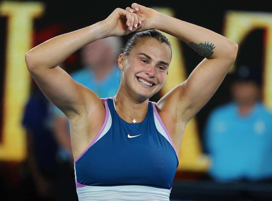 Aryna Sabalenka gambe decollete