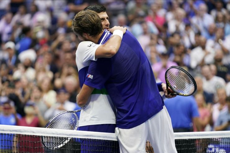 Djokovic e Medvedev si abbracciano