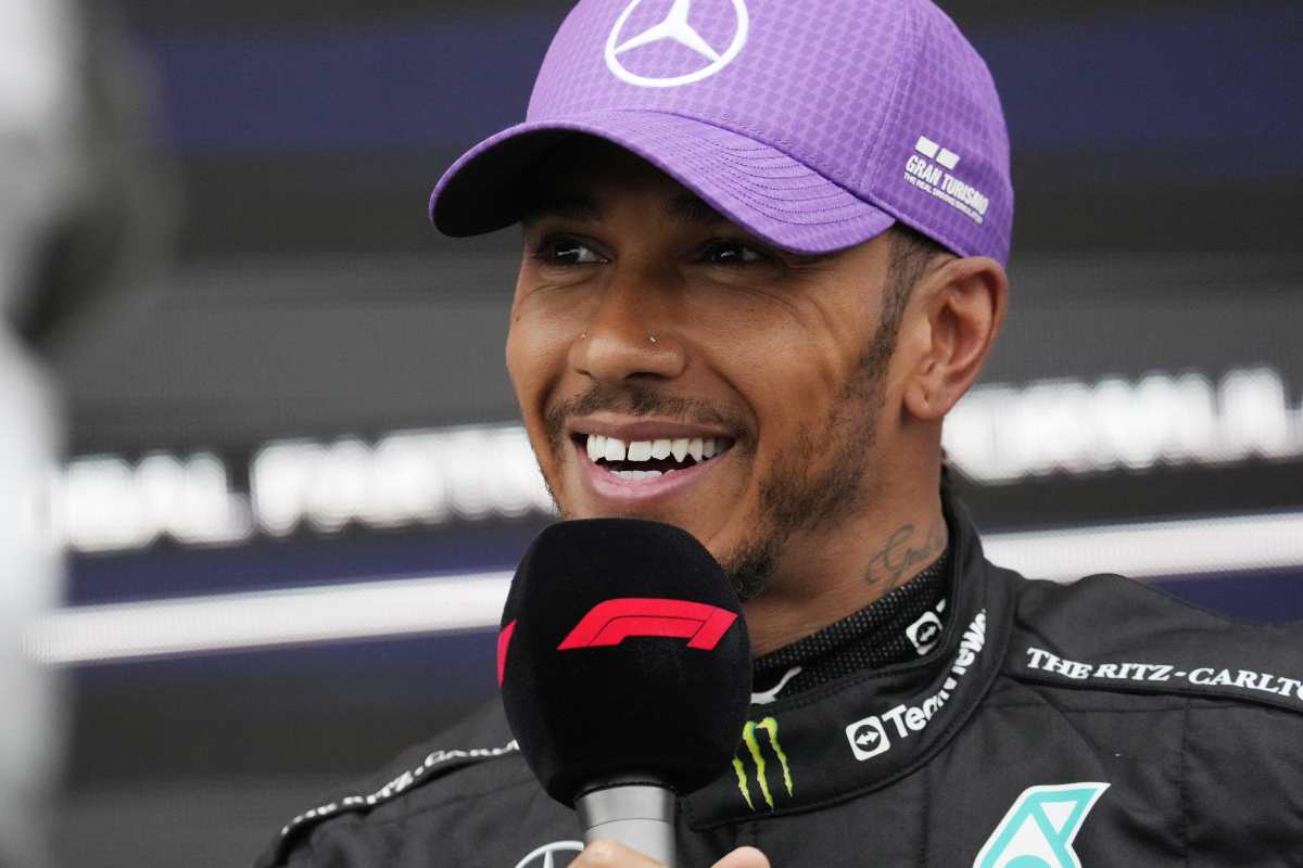 Lewis Hamilton si espone sulla Ferrari