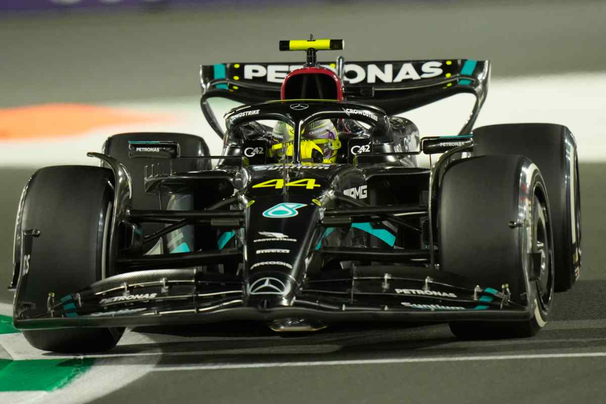 Hamilton, quante difficoltà con la Mercedes