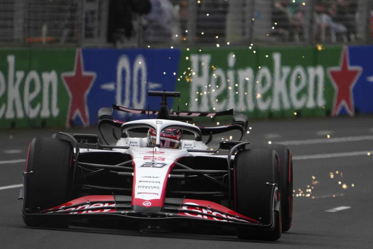 Kevin Magnussen, un detrito della sua Haas ha ferito uno spettatore