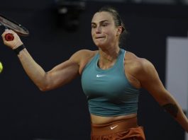 Aryna Sabalenka si rilassa in piscina