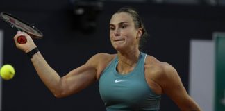Aryna Sabalenka si rilassa in piscina