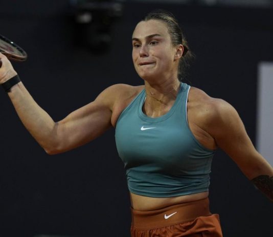 Aryna Sabalenka si rilassa in piscina