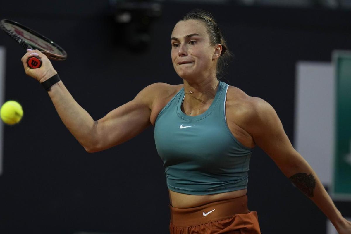 Aryna Sabalenka si rilassa in piscina