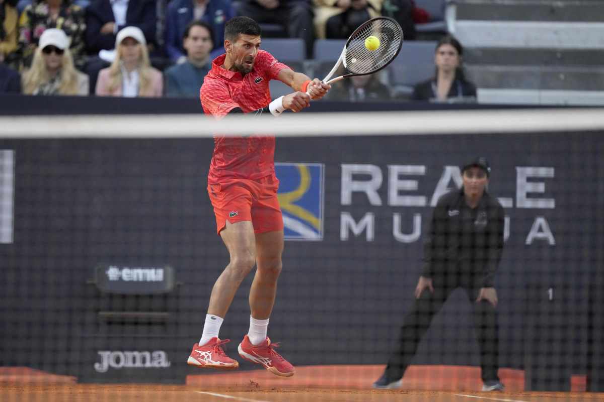 Novak Djokovic ancora con il gomito fasciato