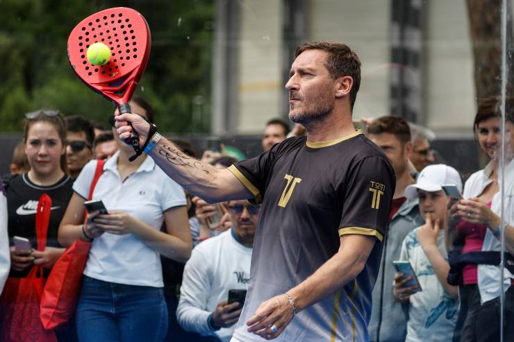 Francesco Totti sfida Sinner a padel