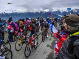 Giro d'Italia, caduta drammatica per un corridore