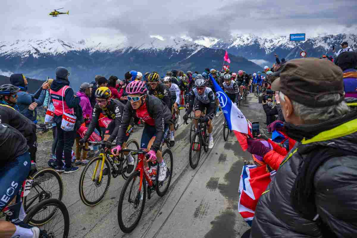 Giro d'Italia, caduta drammatica per un corridore