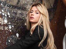 Camila Giorgi foto camicia sbottonata