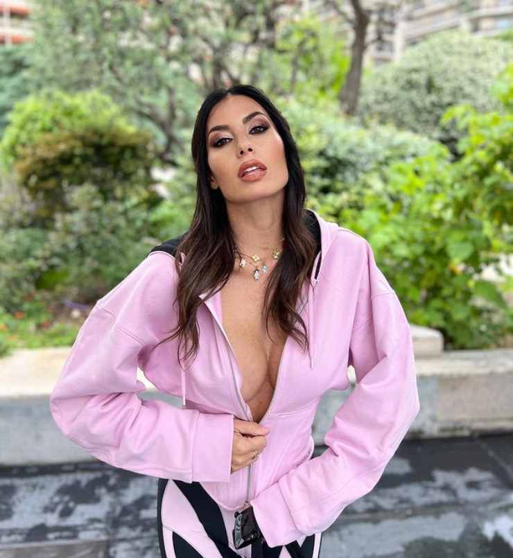 Elisabetta Gregoraci foto zip aperta