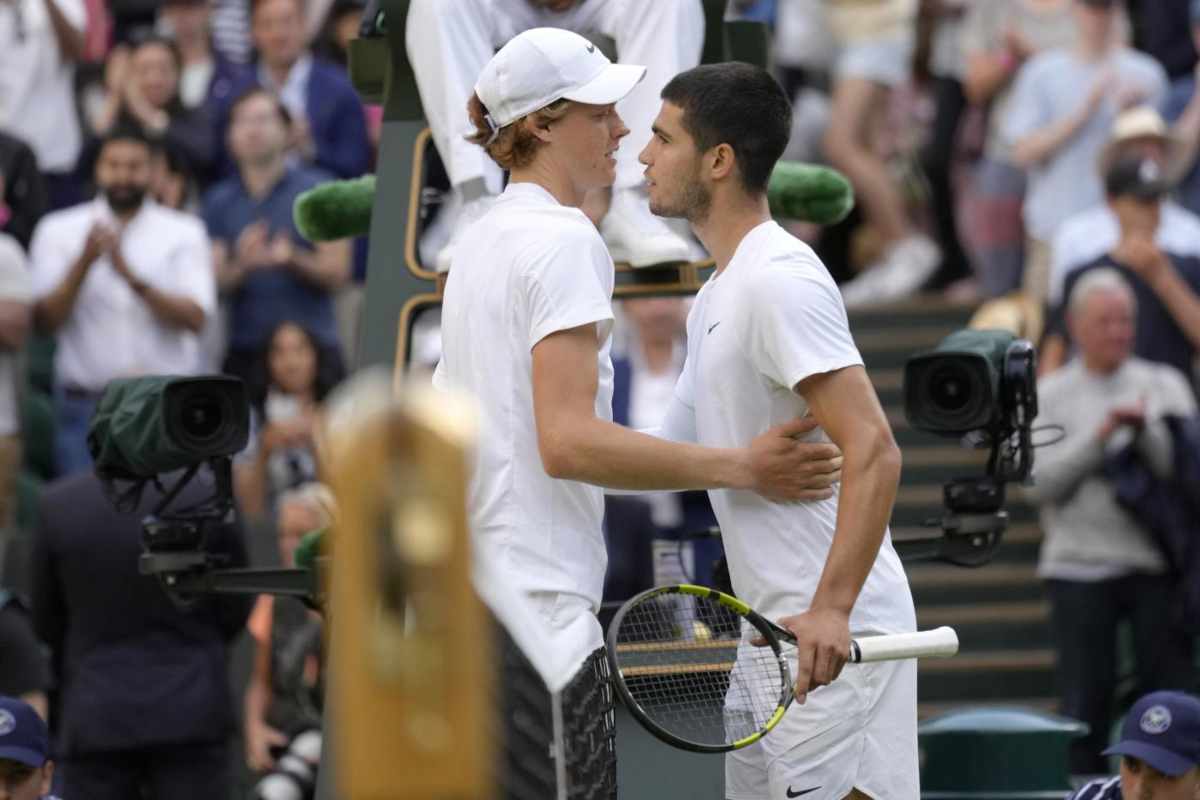 Jannik Sinner e Alcaraz sul poster di Wimbledon