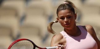 Camila Giorgi, selfie con scollatura top