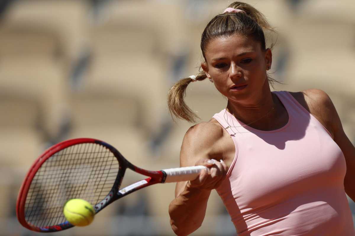 Camila Giorgi, selfie con scollatura top