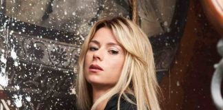 Camila Giorgi selfie specchio maglia aderente