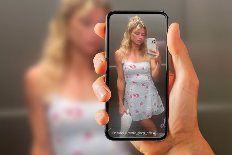 Camila Giorgi vestito corto selfie ascensore