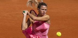 Camila Giorgi selfie ascensore camicetta sbottonata