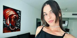 Ajla Tomljanovic selfie specchio foto gambe