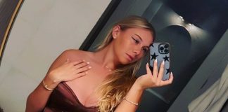 Amanda Anisimova foto jeans sbottonati bikini