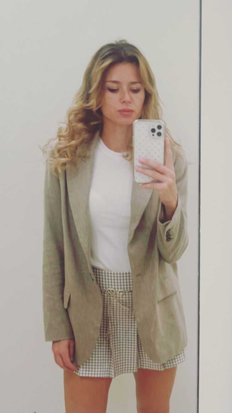 camila giorgi foto sexy giacca gonna