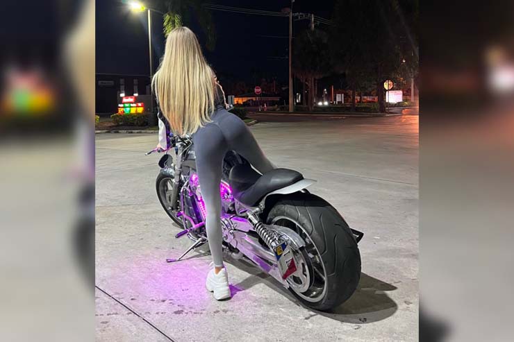 Angelina Dimova foto lato B in moto