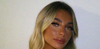 Chiara Frattesi selfie specchio intimo senza trucco