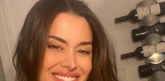 Eva Padlock video bollente vestaglia senza intimo