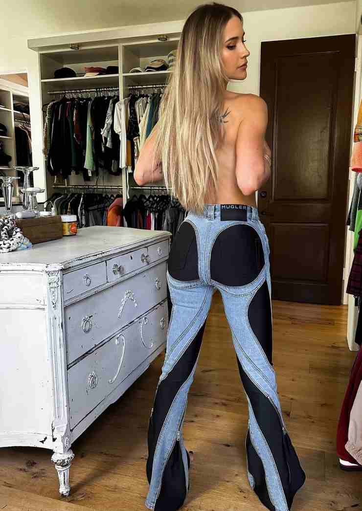Ashley Harkleroad foto schiena scoperta jeans Instagram