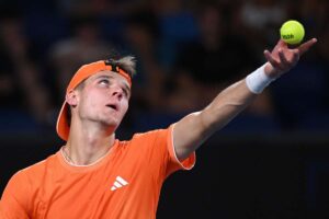 Jakub Mensik con il braccio alzato