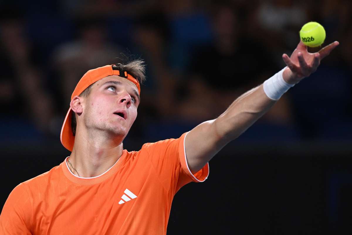 Jakub Mensik con il braccio alzato