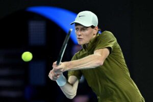 Jannik Sinner gioca a tennis