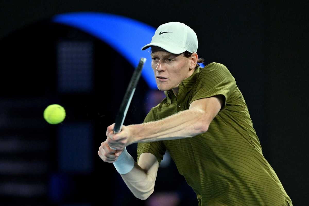 Jannik Sinner gioca a tennis
